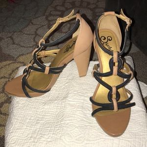 Seychelles Shoes - Seychelle’s Ten and Black Heel - size 9 Seychelles Shoes - Seychelle’s Ten and Black Heel - size 9